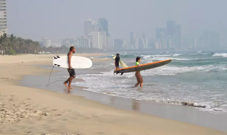 Beginner surf lesson on the beach in Da Nang